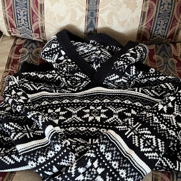 Old Navy Black and White sweater with hood.  With snowflake design for boys - Picture 10 of 10